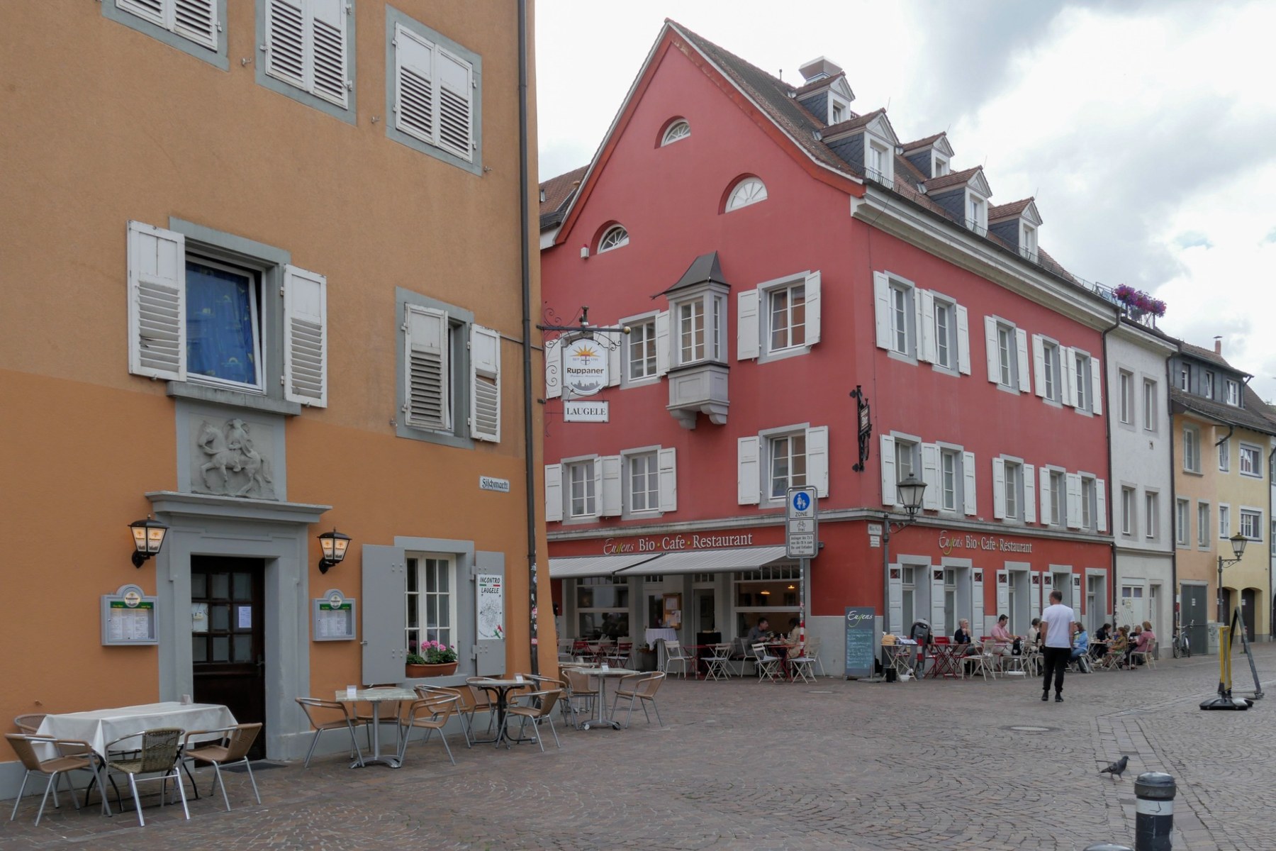 Café tables and historic buildings around Fischmarkt and Münzgasse in Konstanz.