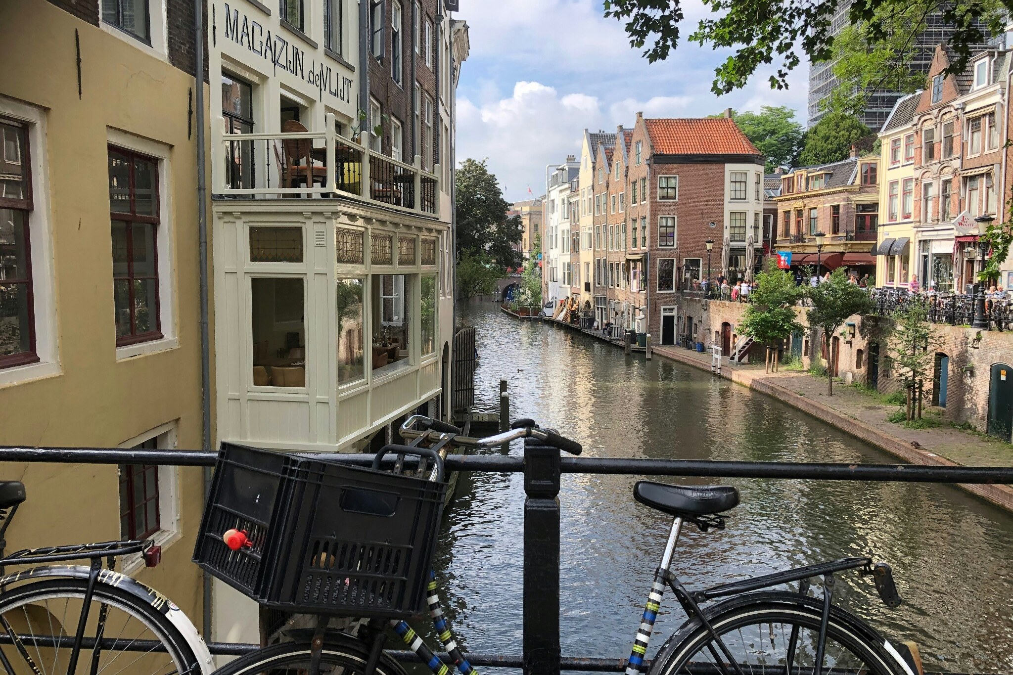 A bicycle overlooking one of Utrecht's narrow canals