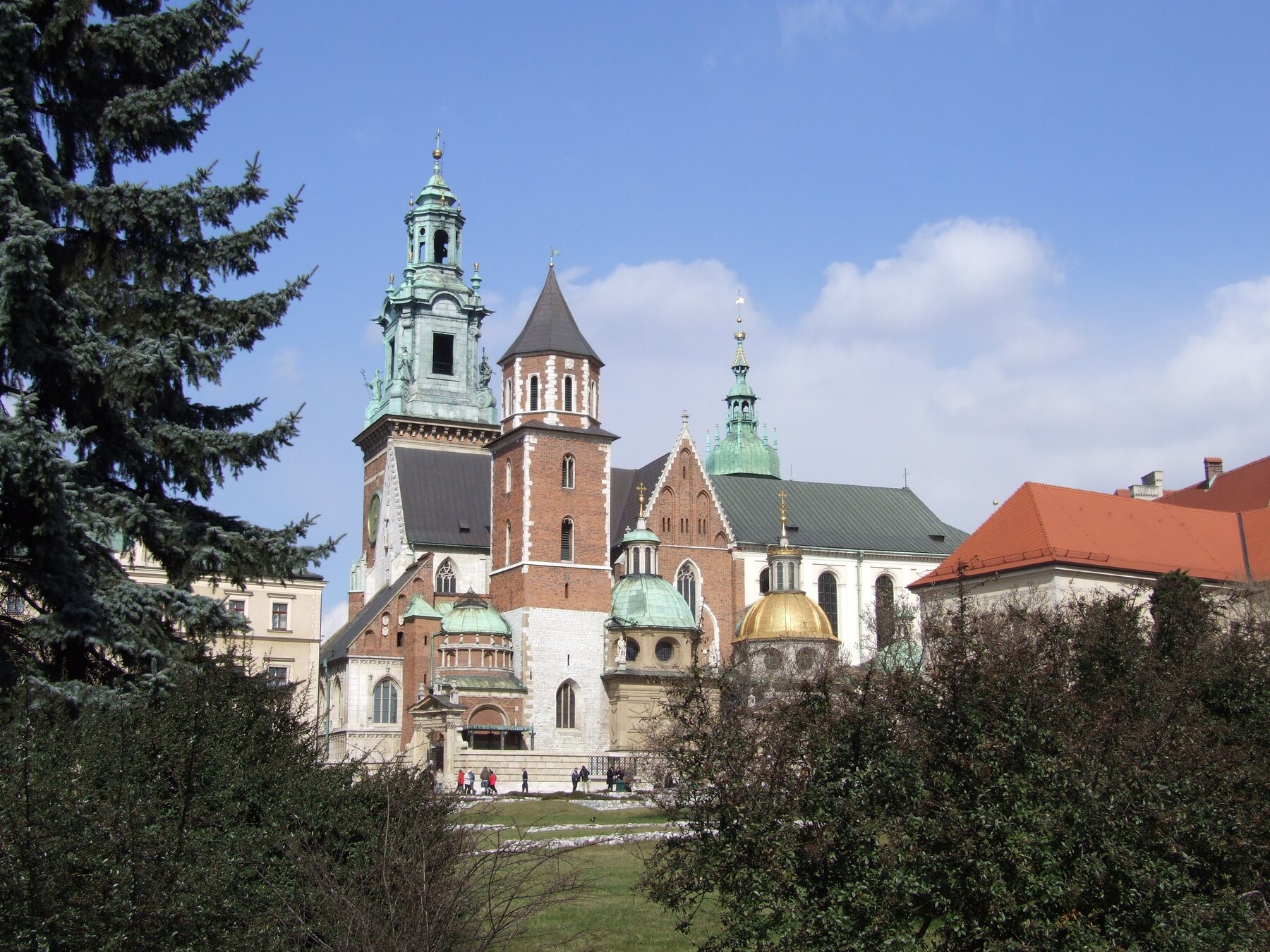 Wawel Cathedral and castle buildings beneath a clear sky
