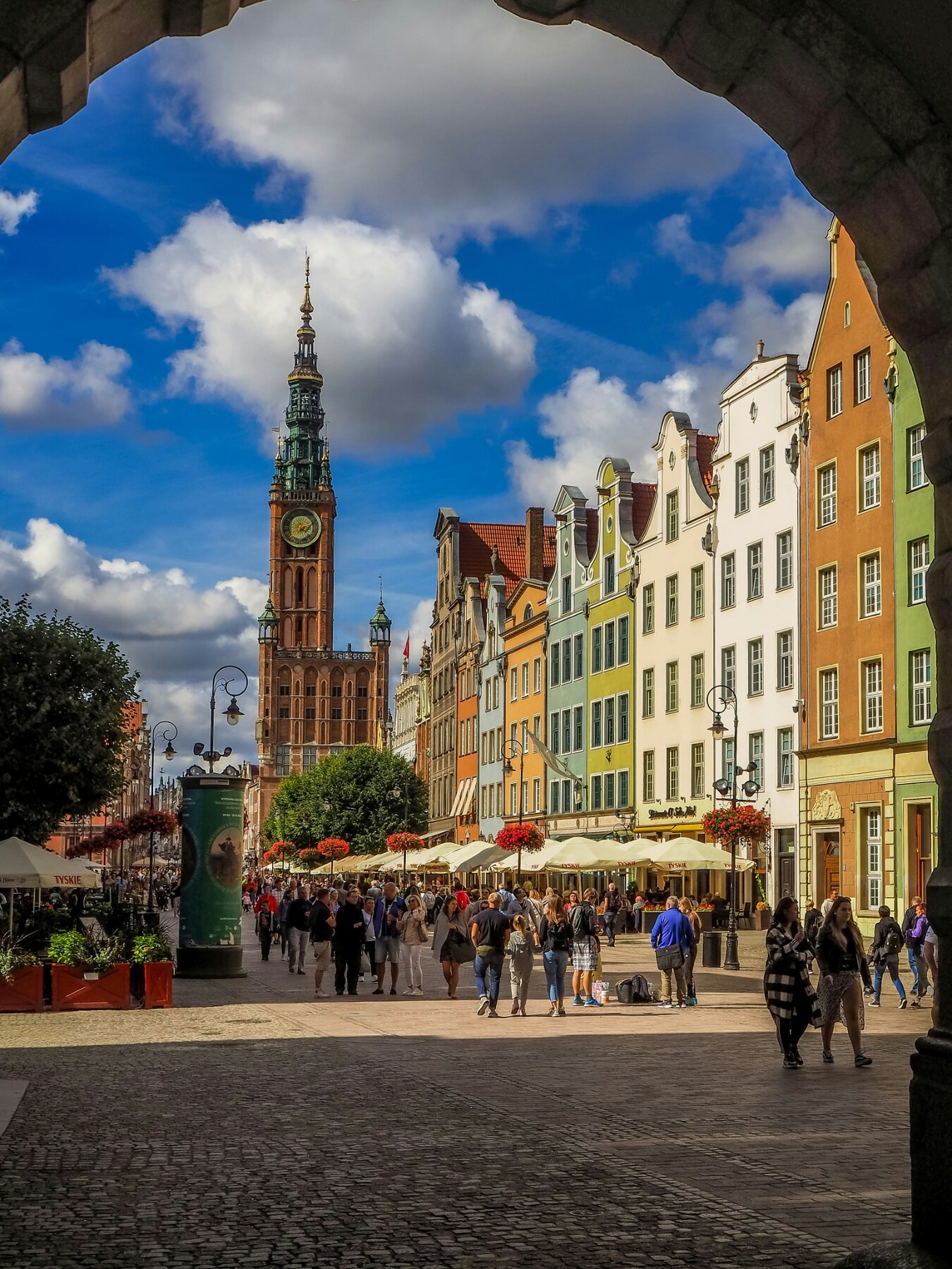 People filling the Long Market beneath an arch in Gdańsk